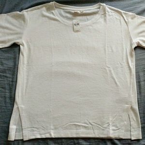 GAP white elbow length t-shirt
